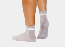 Load image into Gallery viewer, women's varsity grip socks - purple haze
